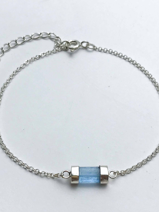 Aquamarine bracelet for girls- Aquamarine crystal bracelet- raw aquamarine bracelet- Blue stone bracelet