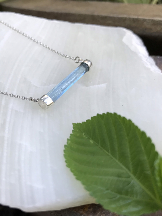 Horizontal aquamarine necklace for girls - aquamarine choker - horizontal crystal choker