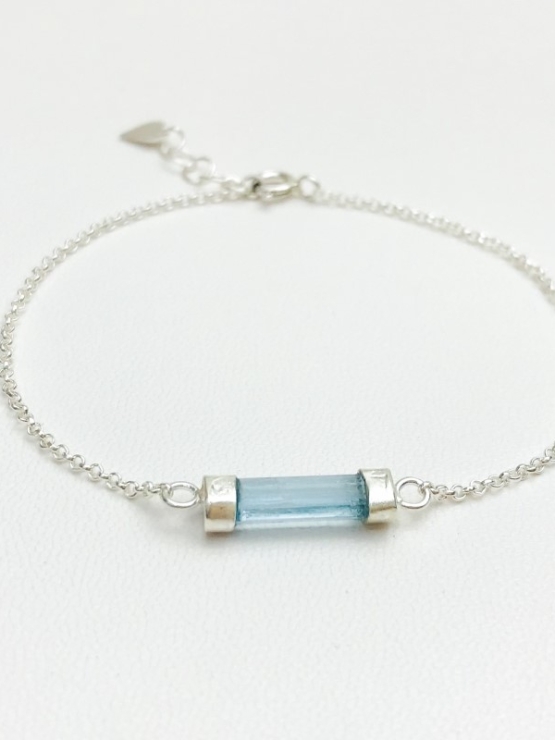 Dainty aquamarine bracelet for girls- Aquamarine crystal bracelet- raw aquamarine bracelet- Blue stone bracelet