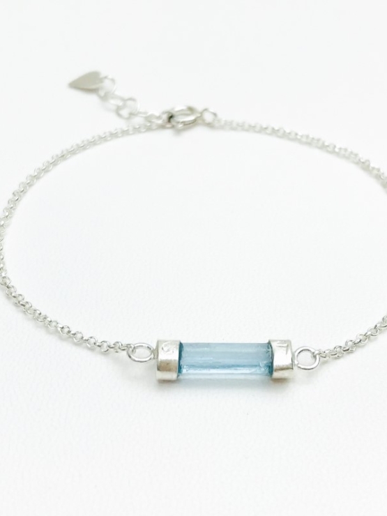 Dainty aquamarine bracelet for girls- Aquamarine crystal bracelet- raw aquamarine bracelet- Blue stone bracelet