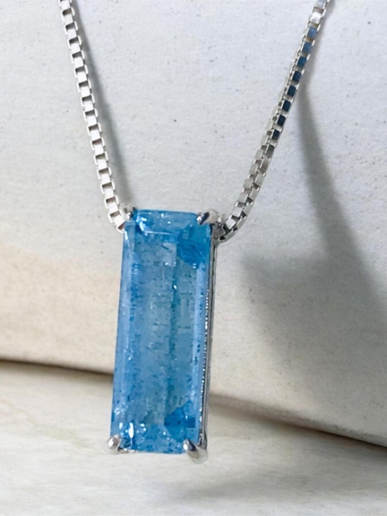 Rectangle aquamarine pendant